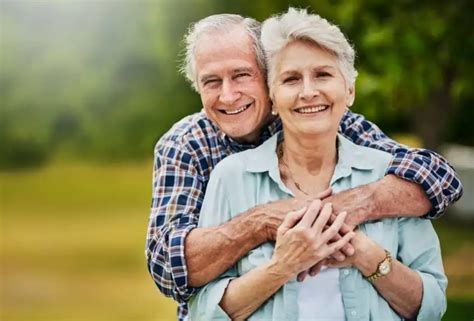 Foto temática de sede de SENAMA o personas de la tercera edad en actividad comunitaria