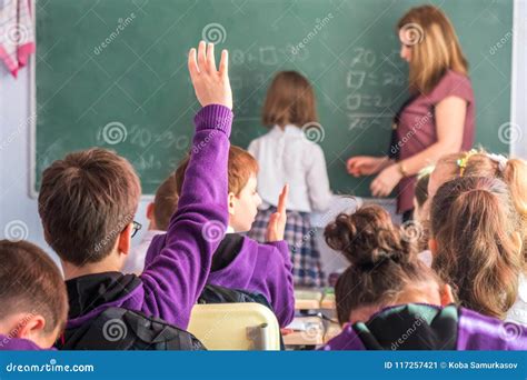 Ilustración de un niño con audífono participando activamente en clase.