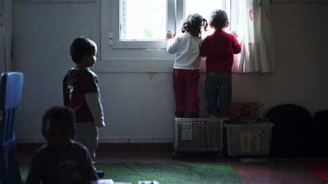 Fotografía de niños en un centro de acogida o hogar infantil.