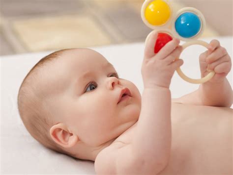 Bebé realizando ejercicios de estimulación visual