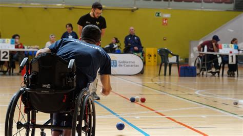 Fotografía de un deportista de Boccia lanzando una bola.