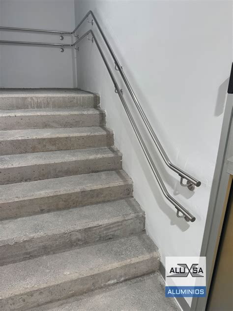 Fotografía de un pasamanos doble en una escalera