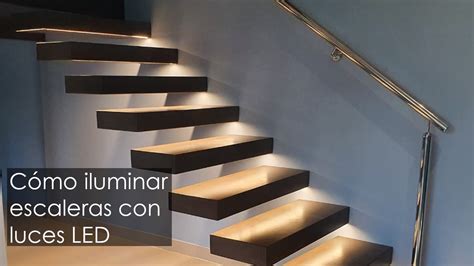 Fotografía de una escalera bien iluminada con luces LED