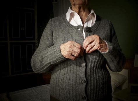 Persona mayor vistiéndose con ropa juvenil