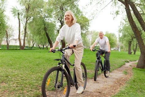 Personas mayores realizando actividades físicas, mostrando un estilo de vida saludable