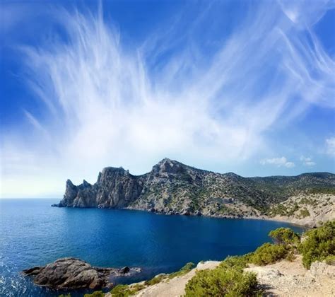 Fotografía panorámica de un paisaje chileno (montaña y mar)