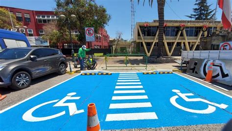 ilustracion de estacionamiento exclusivo para personas con discapacidad con señalética clara