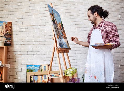 Imagen de una persona mayor pintando un cuadro.