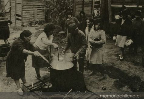 fotografía histórica de ollas comunes en chile