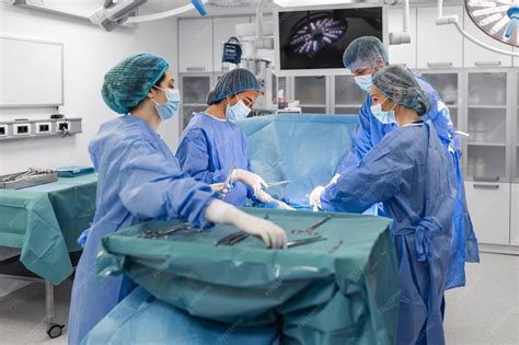 Equipo quirúrgico realizando una colecistectomía laparoscópica