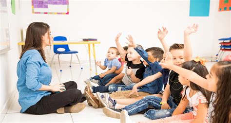Imagen de un niño participando en un taller de arteterapia con materiales sensoriales.