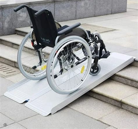 Rampa de acceso accesible para sillas de ruedas, con medidas específicas.