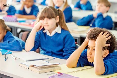 Fotografía de un aula escolar con alumnos desmotivados