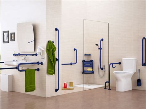 Diagrama de un baño adaptado para adultos mayores, incluyendo barras de apoyo y silla de ducha