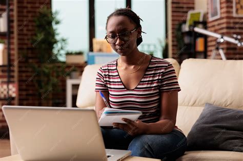 Mujer en laptop tomando curso online