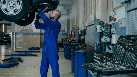 Fotografía de jóvenes participando en un taller de mecánica automotriz en uno de los centros de reinserción.