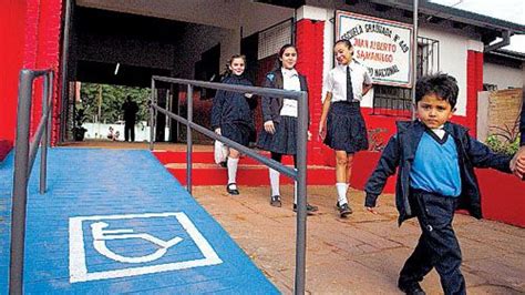Aula inclusiva con rampas y señalización accesible