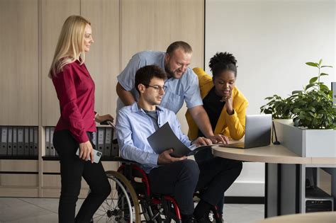 Personas trabajando en un ambiente laboral inclusivo