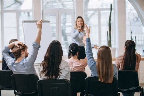 Mujer recibiendo capacitación en emprendimiento