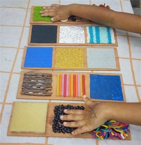Niño explorando diferentes texturas en un juego sensorial al aire libre