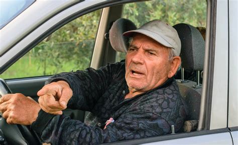Fotografía de un conductor mayor al volante del DriveLAB