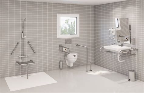 Diseño de baño accesible con barras de apoyo y espacio para silla de ruedas