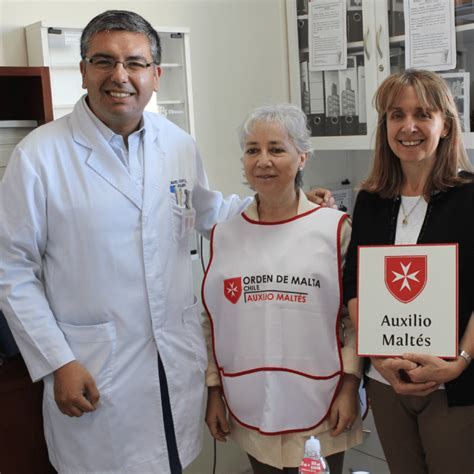 Voluntarios de Auxilio Maltés ayudando a personas mayores