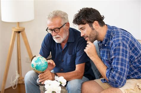ilustración representando a un hijo cuidando a un padre mayor