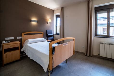 Habitación de residencia adaptada para personas mayores, cómoda y segura.