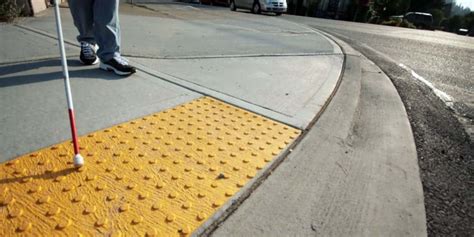 fotografía de una señal podotáctil en una acera