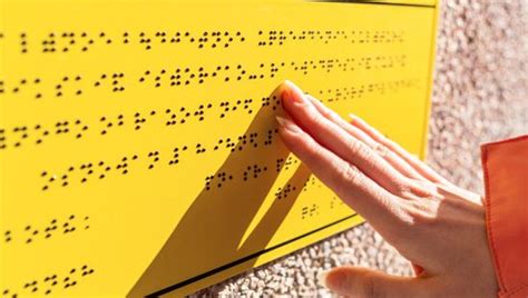 ejemplo de señalización en Braille en un edificio público