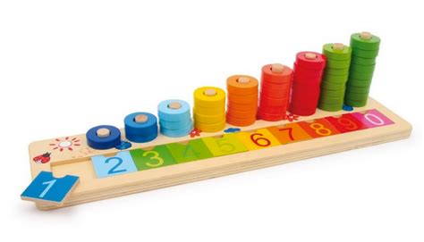 Foto de niños usando objetos manipulables para aprender matemáticas