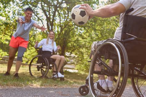 Foto de personas con discapacidad disfrutando de actividades de ocio accesibles