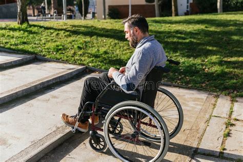 Foto de un hombre en silla de ruedas practicando un deporte o realizando una actividad al aire libre