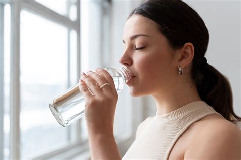 Foto de una persona mayor bebiendo agua y comiendo frutas