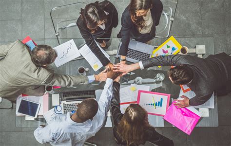 Equipo directivo y personal clave de Tierra de Esperanza en una reunión estratégica.