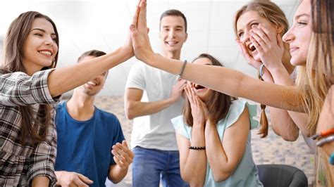 Jóvenes participando en una actividad grupal para fortalecer habilidades sociales.
