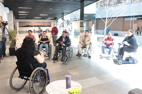 Profesionales participando en una dinámica de sensibilización sobre discapacidad.