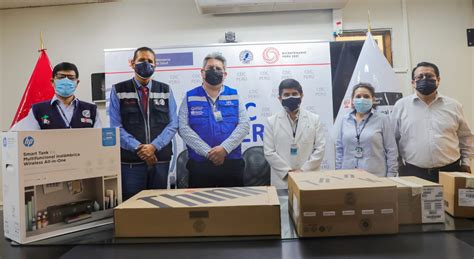 Donación de equipos móviles para residencias de Sename, facilitando la comunicación familiar.