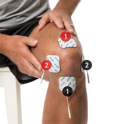Persona mayor utilizando TENS en la rodilla para aliviar el dolor de artrosis