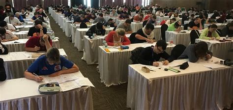 Fotografía de un participante en un campeonato de sudoku concentrado