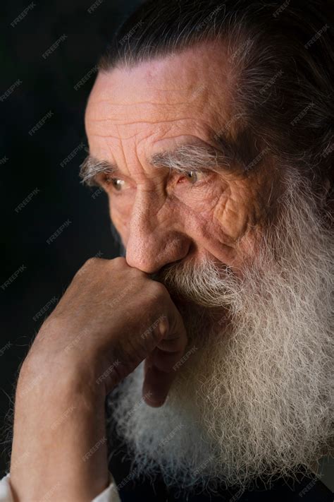 Foto: Hombre mayor con barba espesa y cuidada