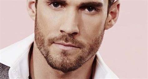 Foto: Hombre con barba corta en caja bien definida