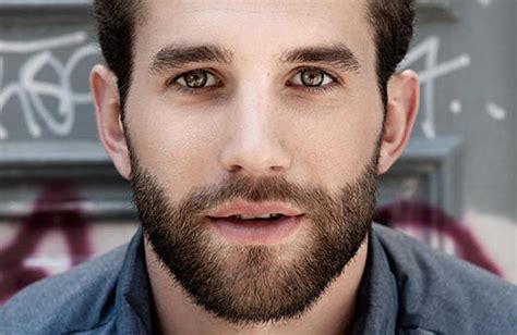 Foto: Hombre con barba completa y frondosa