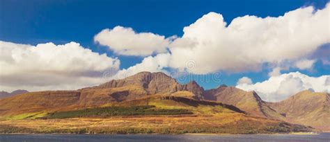 Vista de las montañas Cuillin en la isla de Skye, envueltas en niebla.