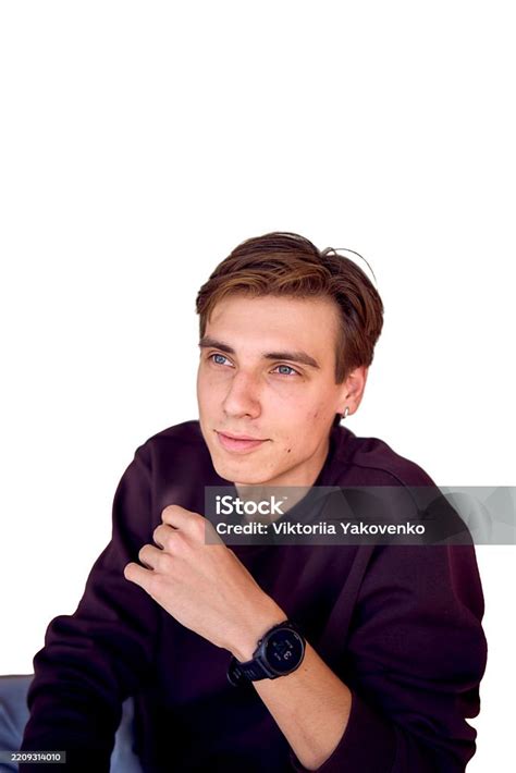Retrato de un joven atractivo de cabello oscuro y ojos verdes.