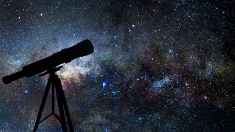 Observación astronómica grupal de adultos mayores con telescopios