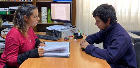 Jóvenes con discapacidad intelectual trabajando en un taller de arte