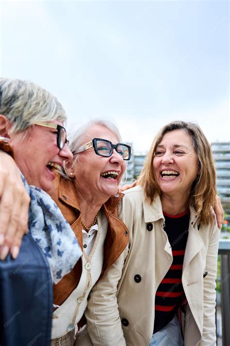 Fotografía de tres mujeres mayores riendo juntas.