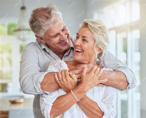 Foto de una pareja mayor feliz y afectuosa, mostrando cercanía y bienestar.